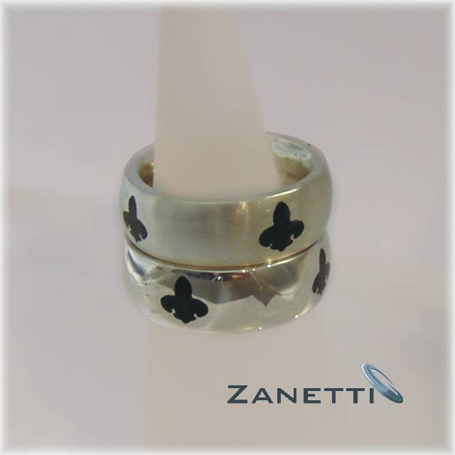 Ring mit Liliengravur