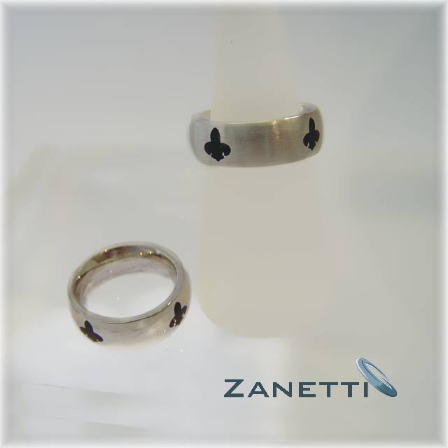 Ring mit Liliengravur